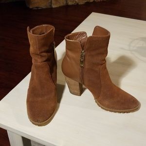 Cute brown Tahari boots. Good quality. Comfy